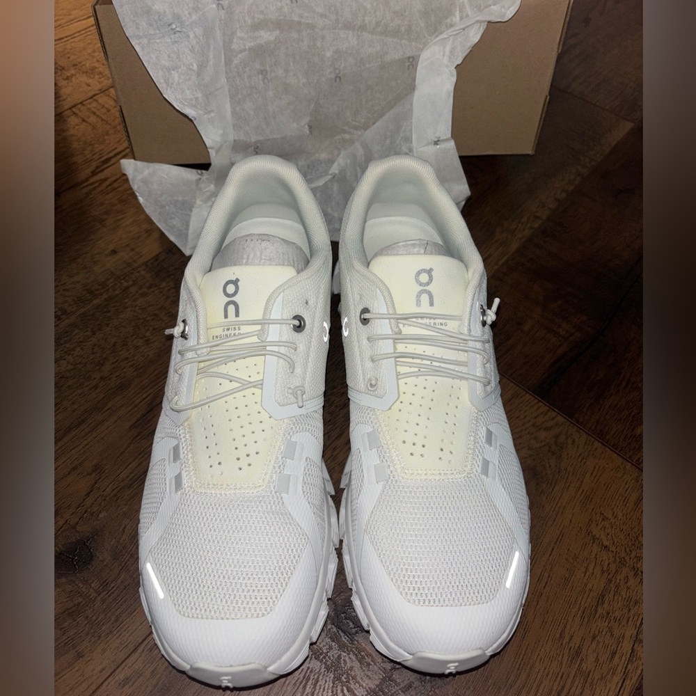 White Oncloud Women’s Size 9 - Cloud 5